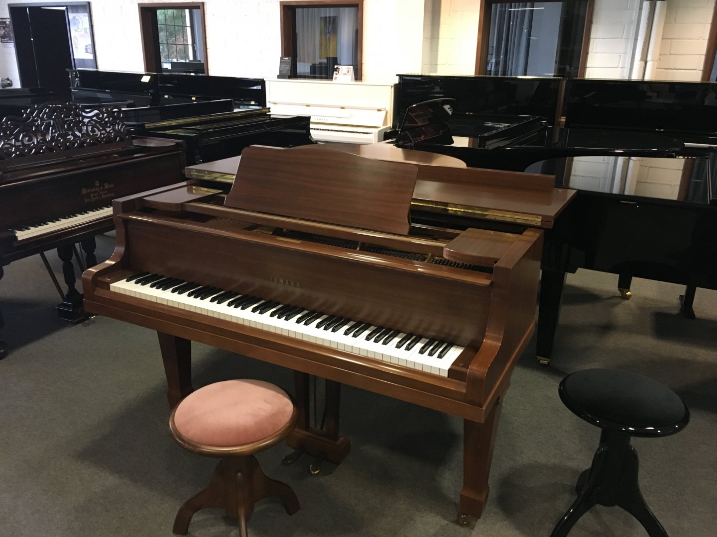 Yamaha G2 von 1968 in Nussbaum satiniert