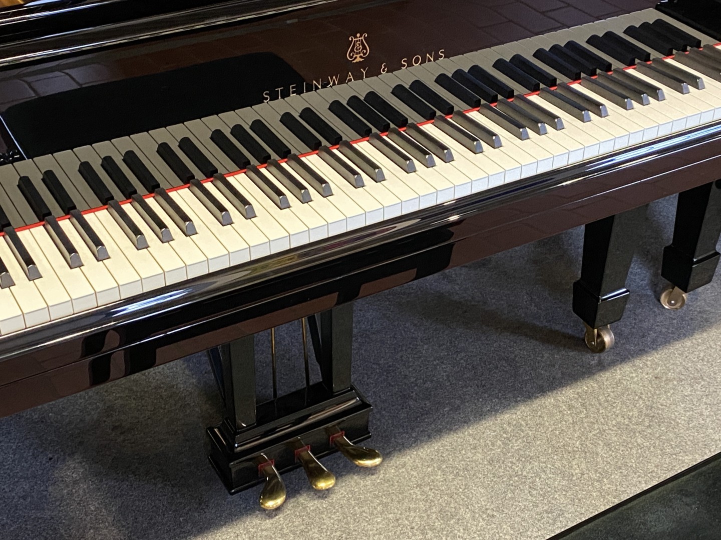 Steinway & Sons B 211 von 1980 in Schwarz poliert