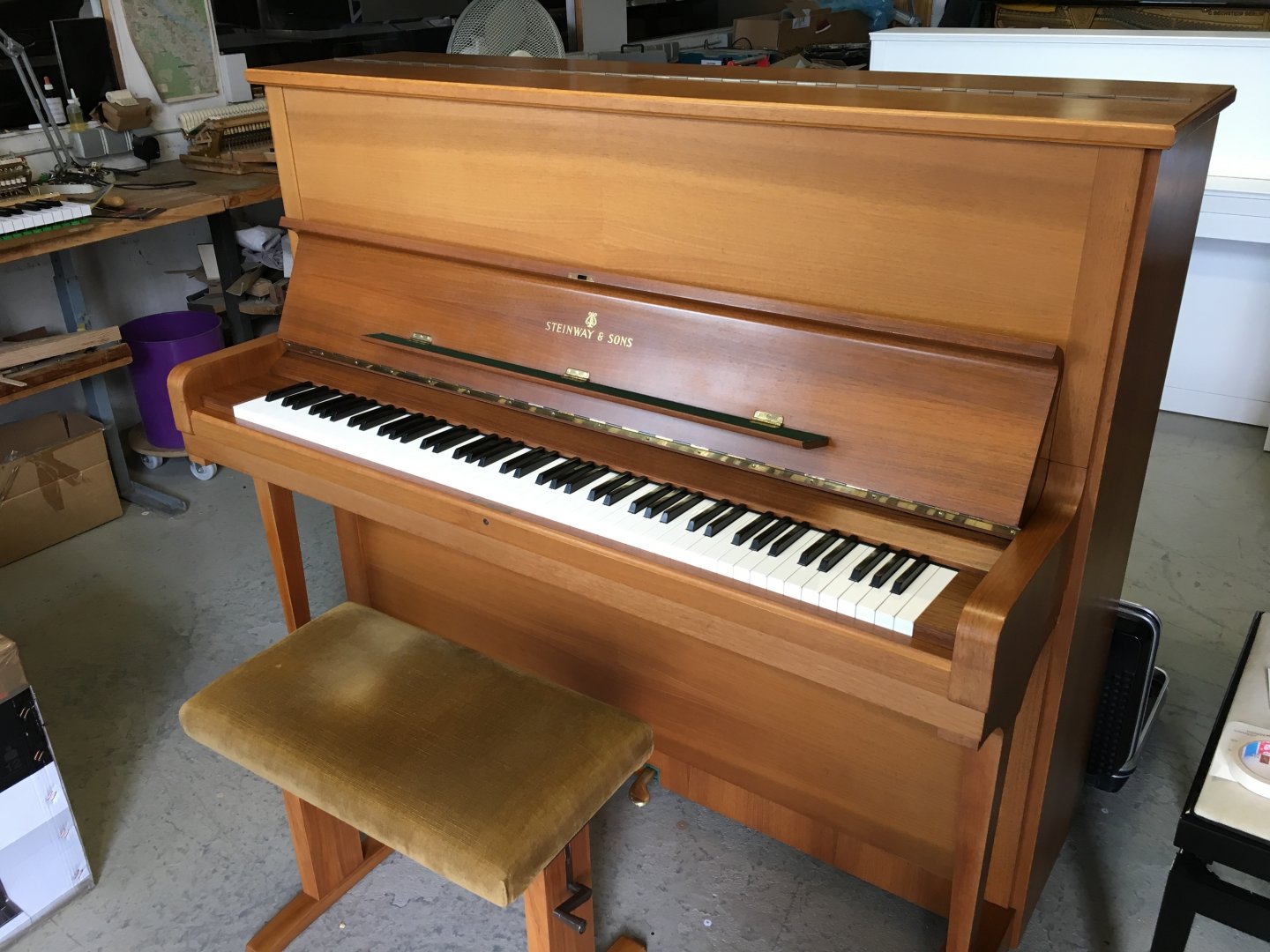 Steinway & Sons V 125 von 1980 in Nussbaum satiniert