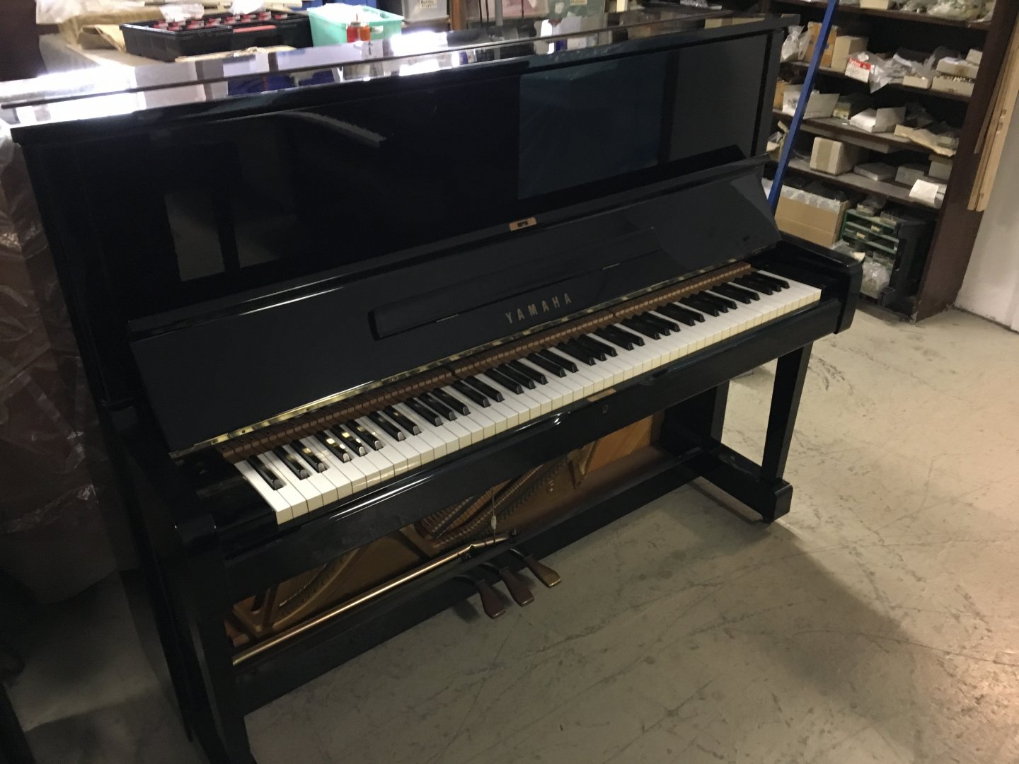 Yamaha U1 von 1988 in Schwarz poliert