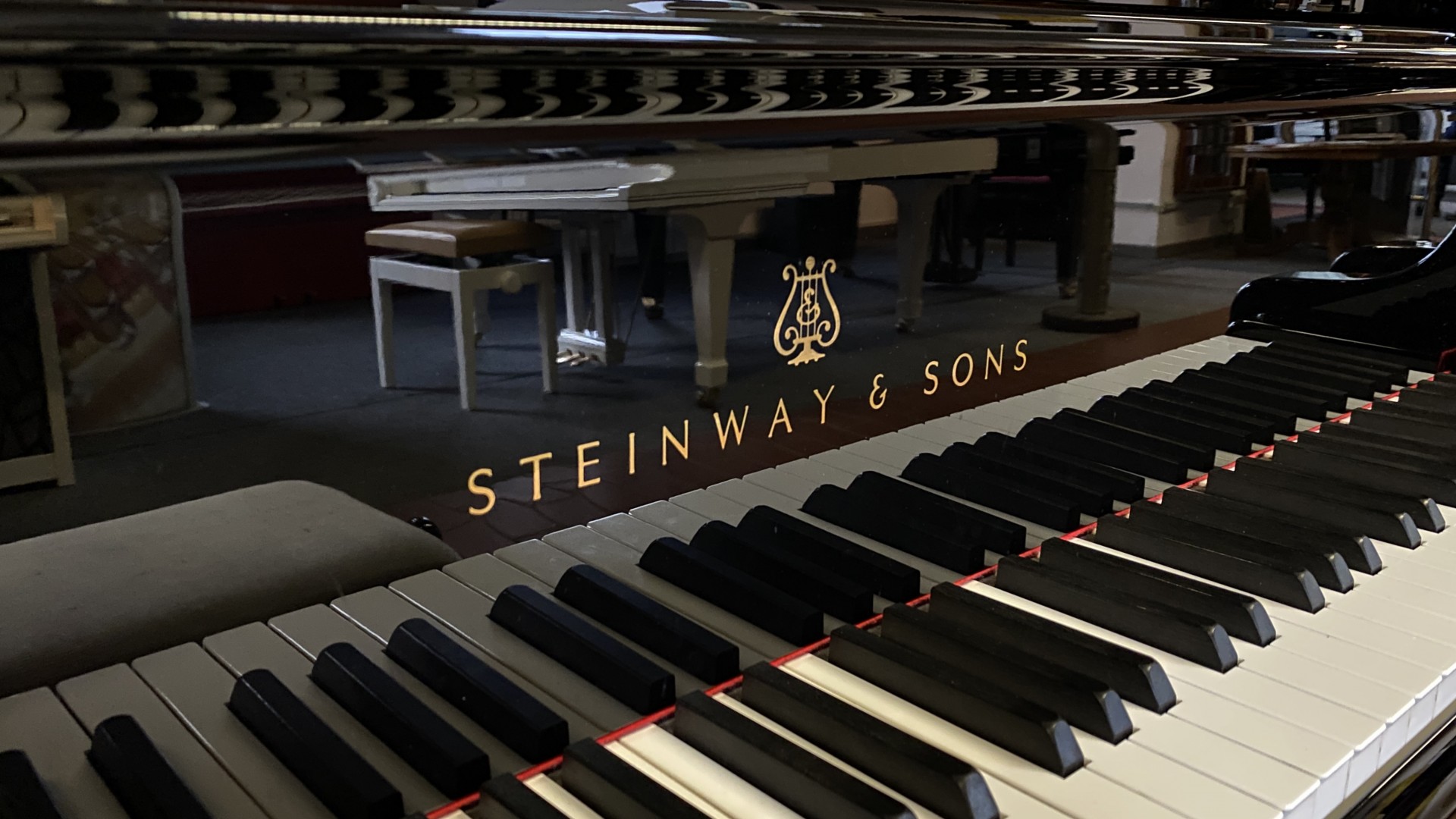 Steinway & Sons B 211 von 2011 in Schwarz poliert