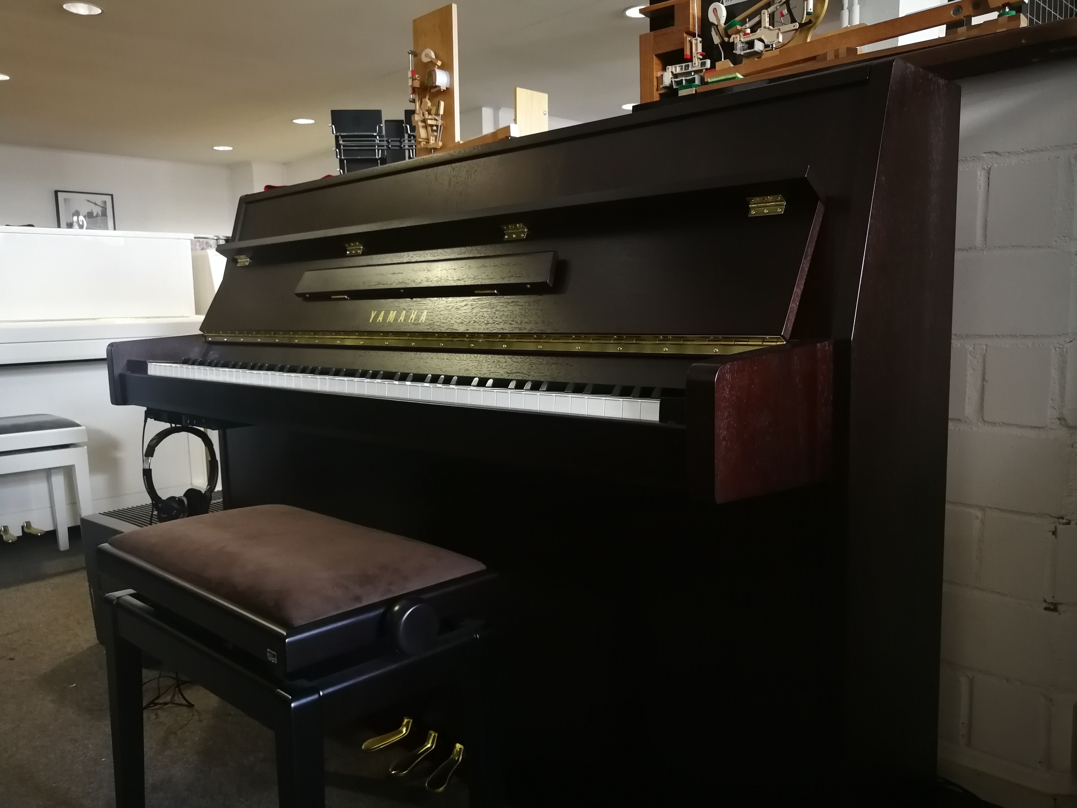 Yamaha b1 ‘SC2 Silent Piano’ von 2019 in Nussbaum satiniert