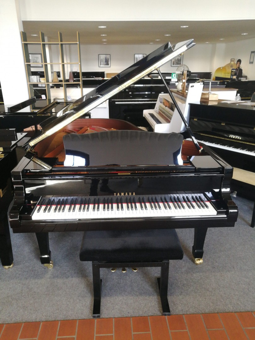 Yamaha S6 von 2007 in Schwarz poliert