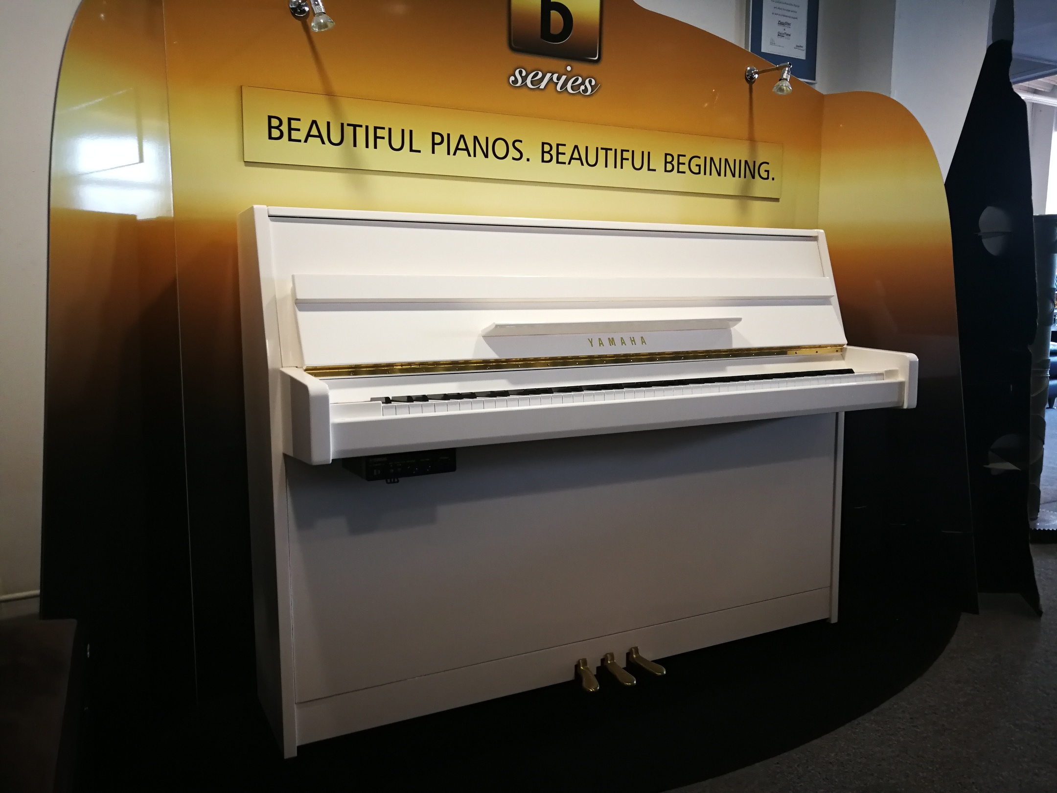 Yamaha b1 ‘SC Silent Piano’ von 2018 in Weiß poliert