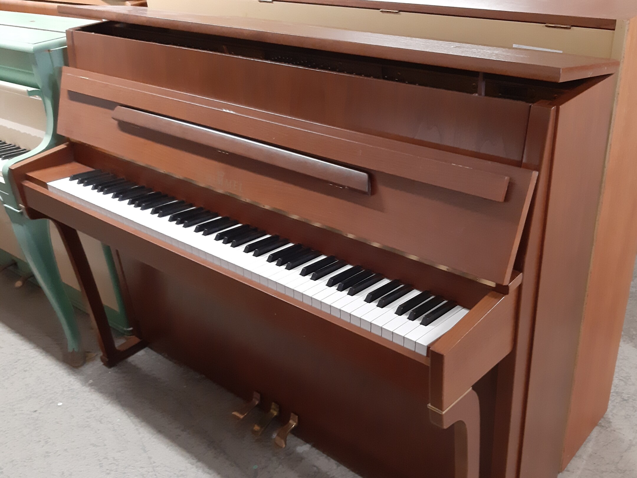 Schimmel 108 von 1987 in Nussbaum satiniert