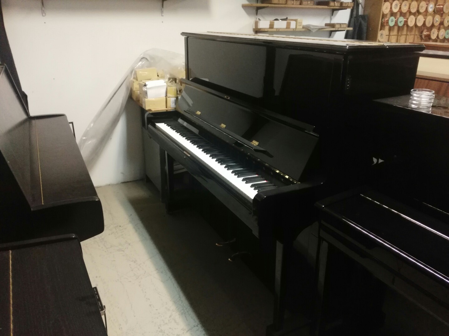 Steinway & Sons K 132 von 2007 in Schwarz poliert