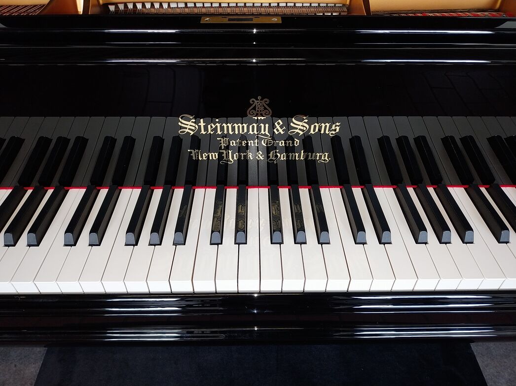 Steinway & Sons O von 1909 in Schwarz poliert