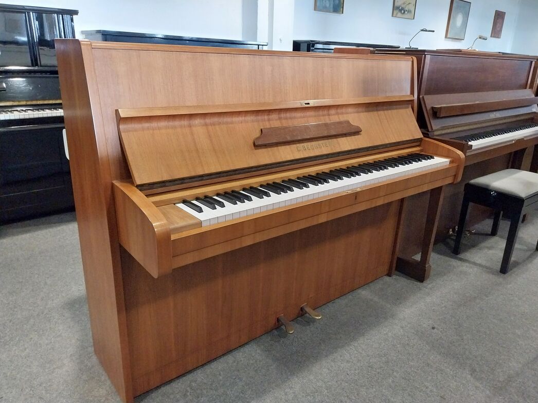 Bechstein 114 M von 1974 in Nussbaum satiniert