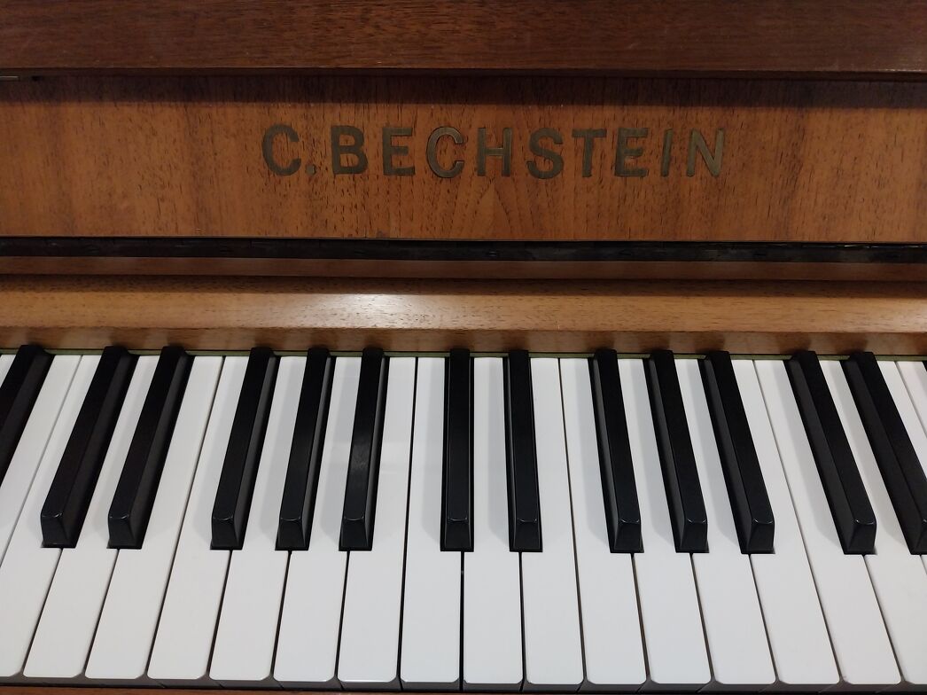 Bechstein 114 M von 1974 in Nussbaum satiniert