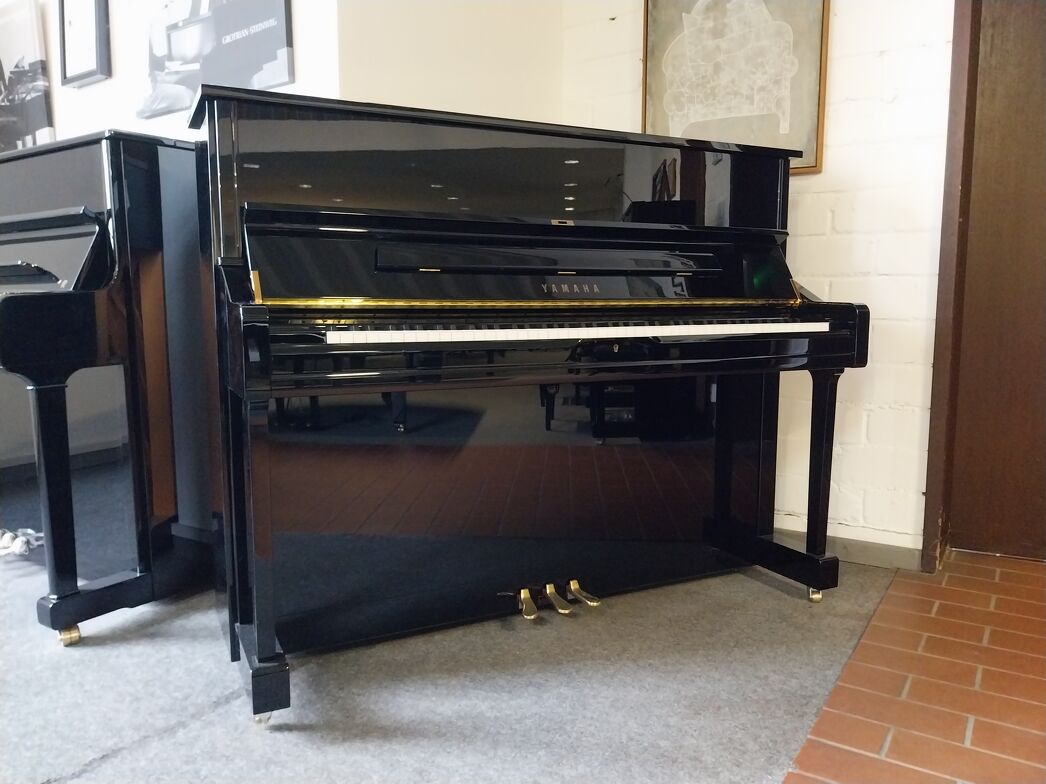 Yamaha U1PE von 2015 in Schwarz poliert