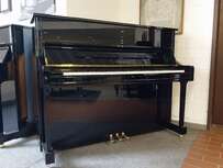 Yamaha U1PE von 2015 in Schwarz poliert