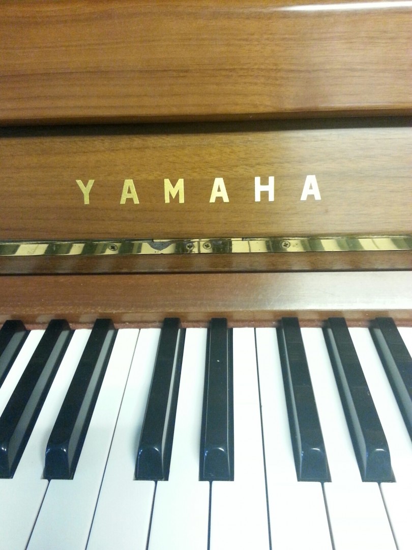 Yamaha M 1 von 1967 in Nussbaum satiniert