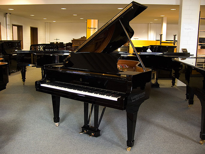 Steinway & Sons O von 1976 in Schwarz poliert