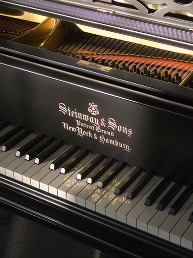 Steinway & Sons O von 1909 in Schwarz satiniert