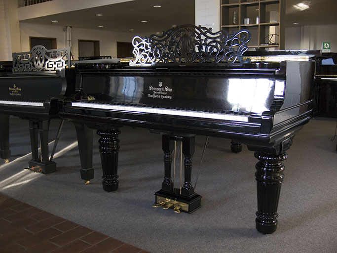 Steinway & Sons C von 1900 in Schwarz poliert